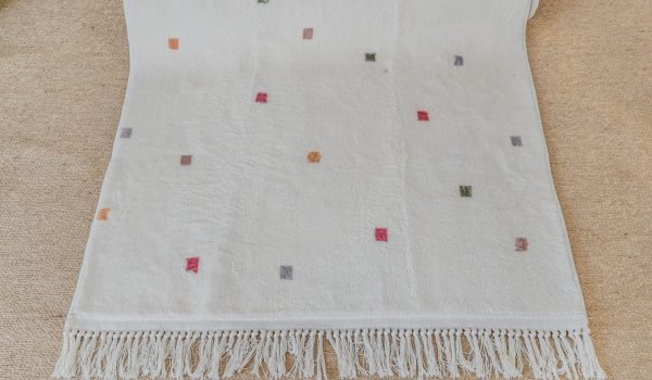 שטיח נקודות לחדר ילדים עם פרנזים