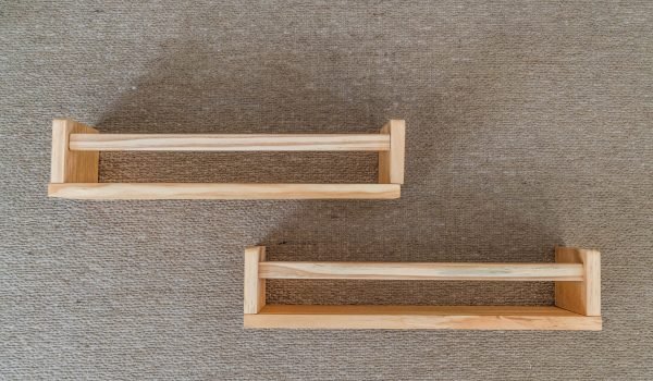 זוג מדפי עץ לחדר ילדים