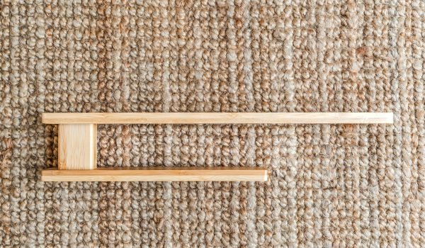 מתלה מגבות ידיים מעץ לחדר רחצה