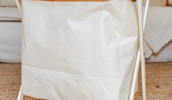 סל כביסה מבד ומתכת לחדר רחצה