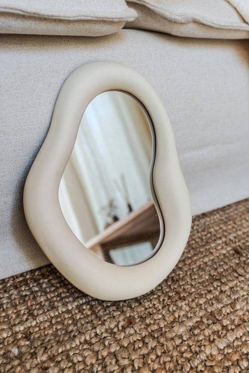 מראת איפור מקרמיקה עם מסגרת אמורפית לחדר שינה