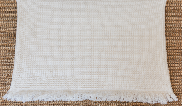 שמיכת נוי עם טקסטורת וופל ופרנזים לחדר שינה