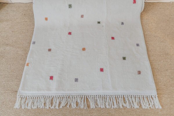 שטיח נקודות לחדר ילדים עם פרנזים