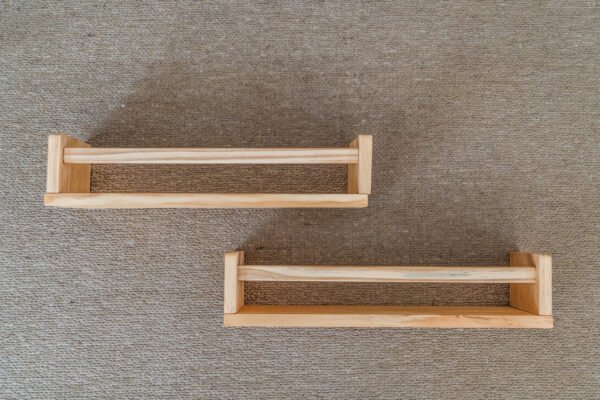 זוג מדפי עץ לחדר ילדים