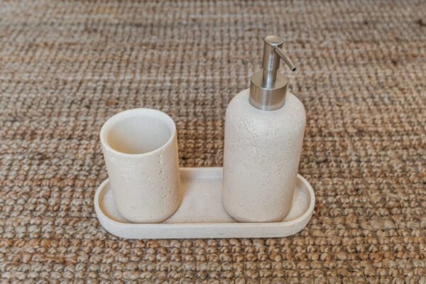 סט אביזרי רחצה מאבן סנדסטון עם דיספנסר, כוס ומגש