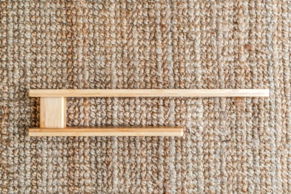 מתלה מגבות ידיים מעץ לחדר רחצה