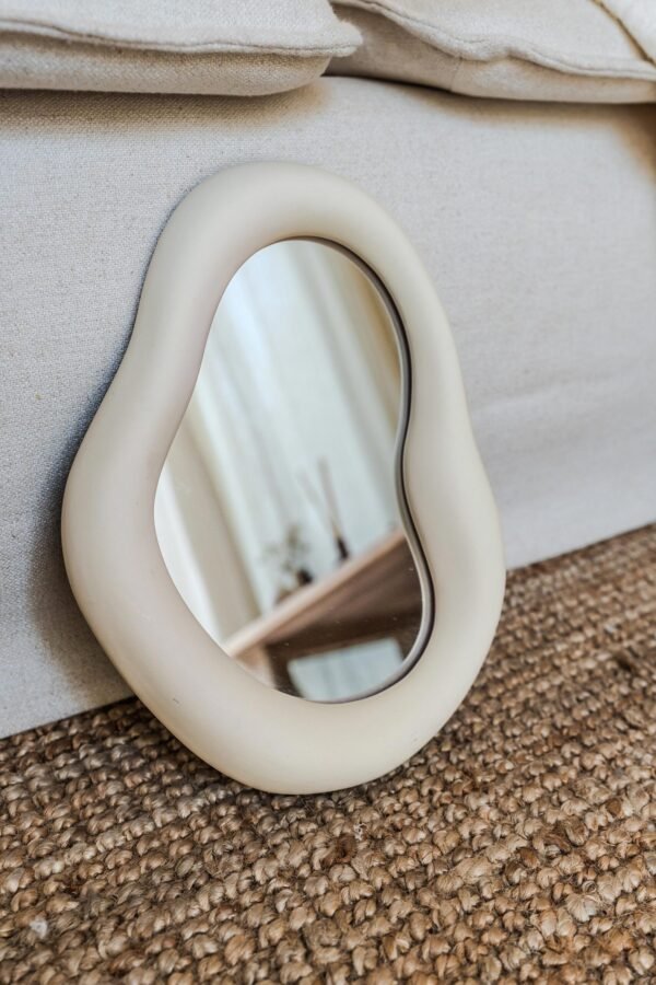 מראת איפור מקרמיקה עם מסגרת אמורפית לחדר שינה