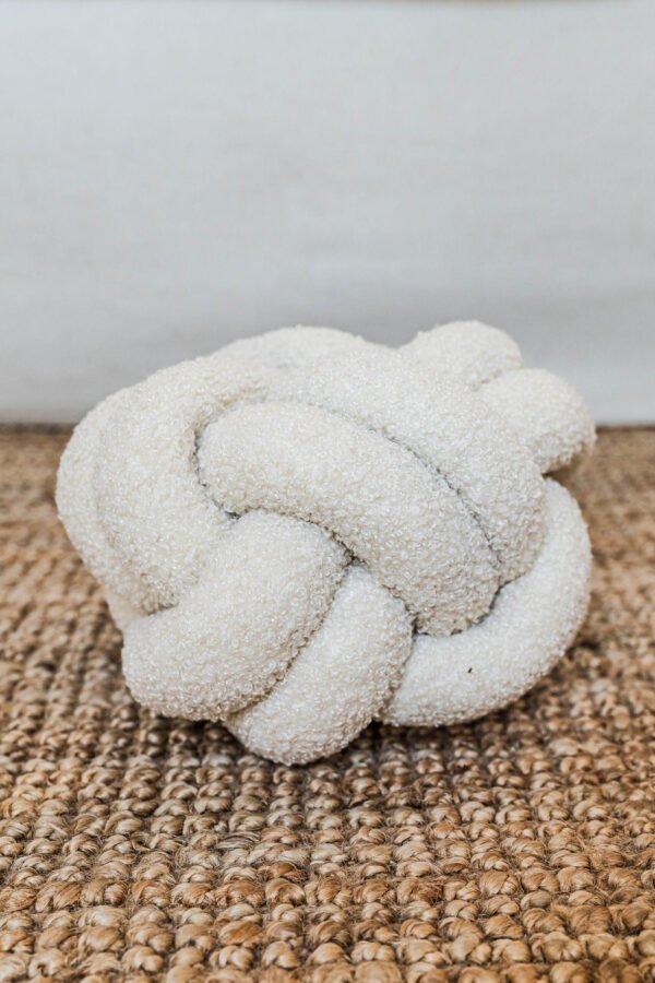 כרית עגולה מצמר לחדר שינה