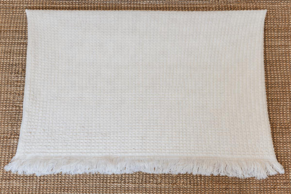 שמיכת נוי עם טקסטורת וופל ופרנזים לחדר שינה